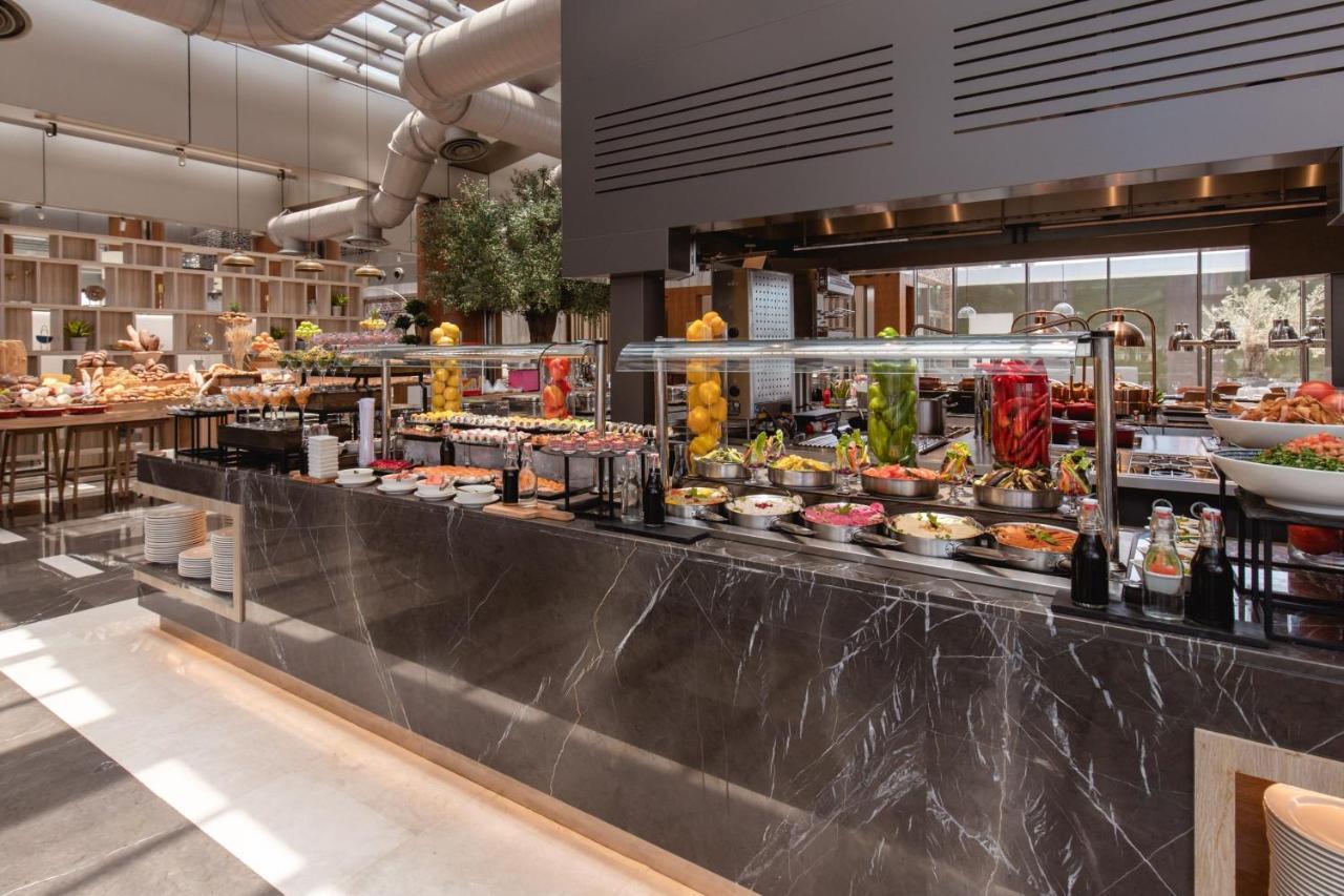 Jeddah Marriott Hotel Madinah Road Екстер'єр фото The buffet at the hotel