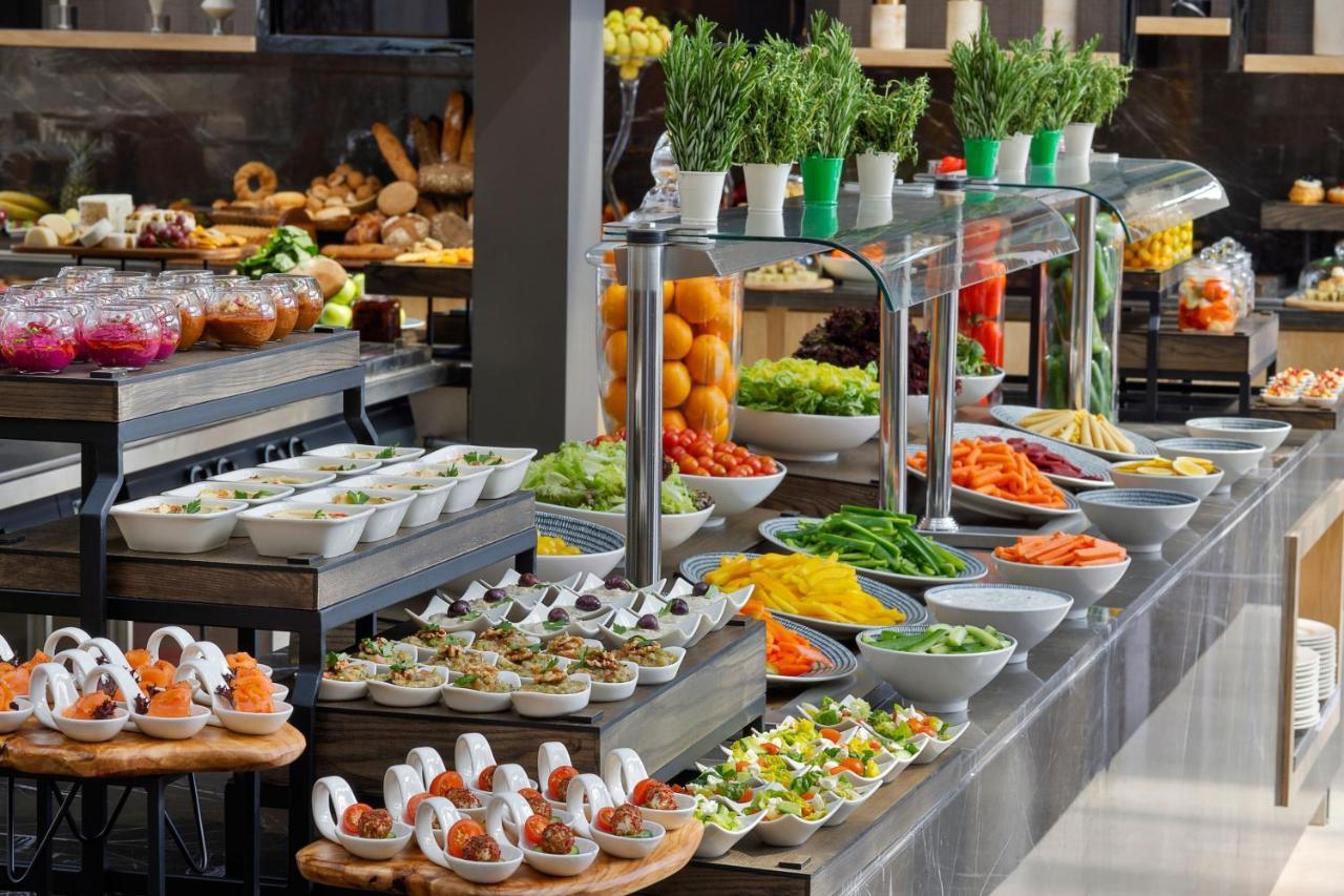 Jeddah Marriott Hotel Madinah Road Екстер'єр фото A salad bar
