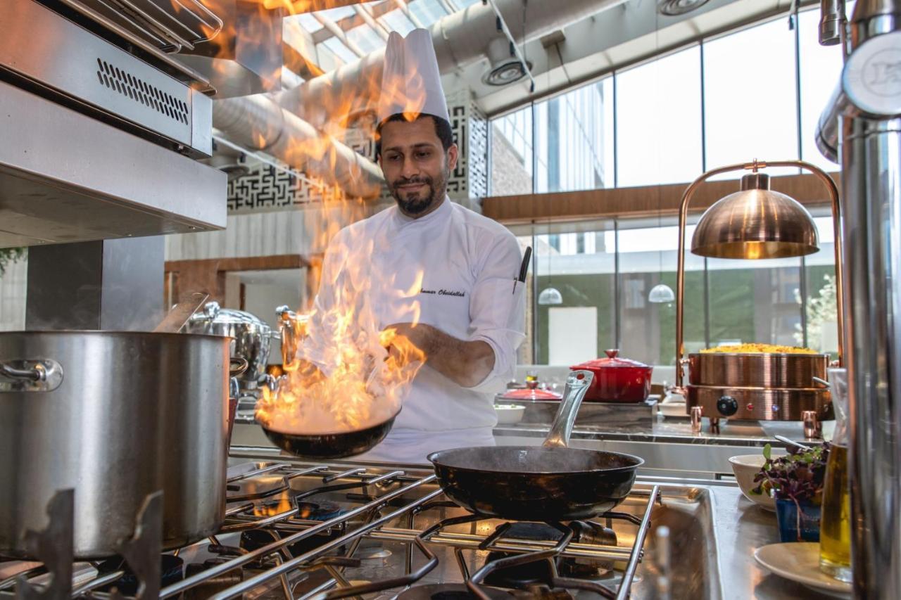 Jeddah Marriott Hotel Madinah Road Екстер'єр фото Chef cooking with a flambé torch