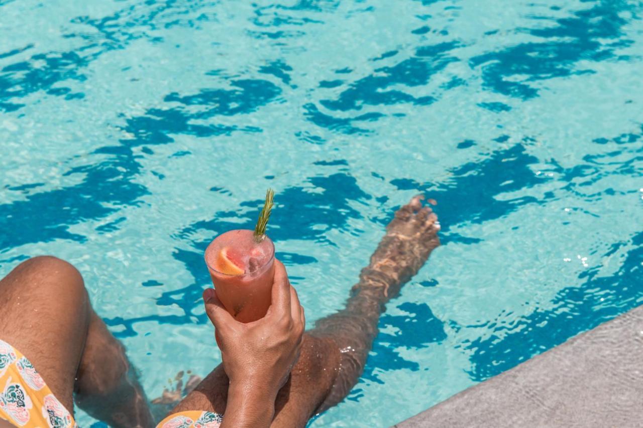 Jeddah Marriott Hotel Madinah Road Екстер'єр фото A woman holding a cocktail in a swimming pool