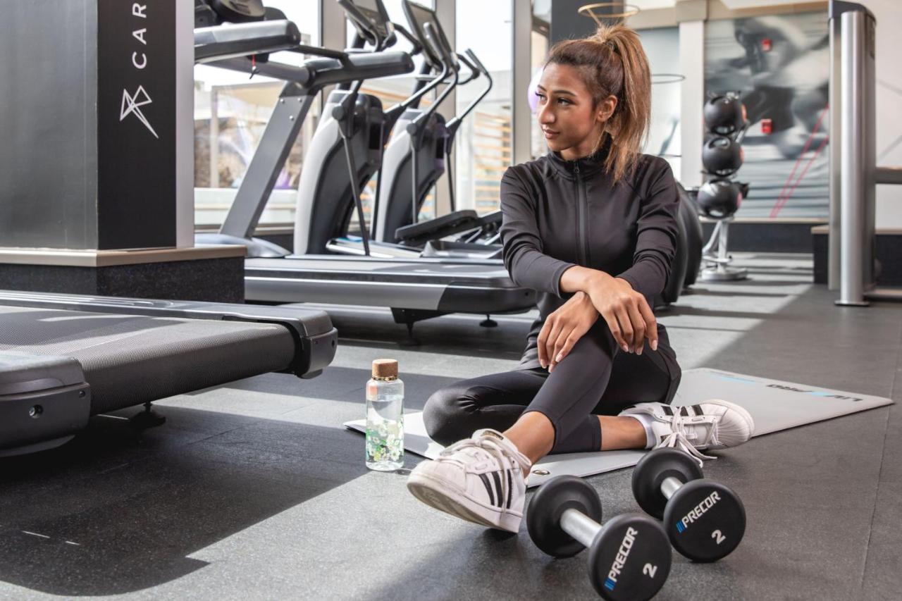 Jeddah Marriott Hotel Madinah Road Екстер'єр фото A woman in a gym