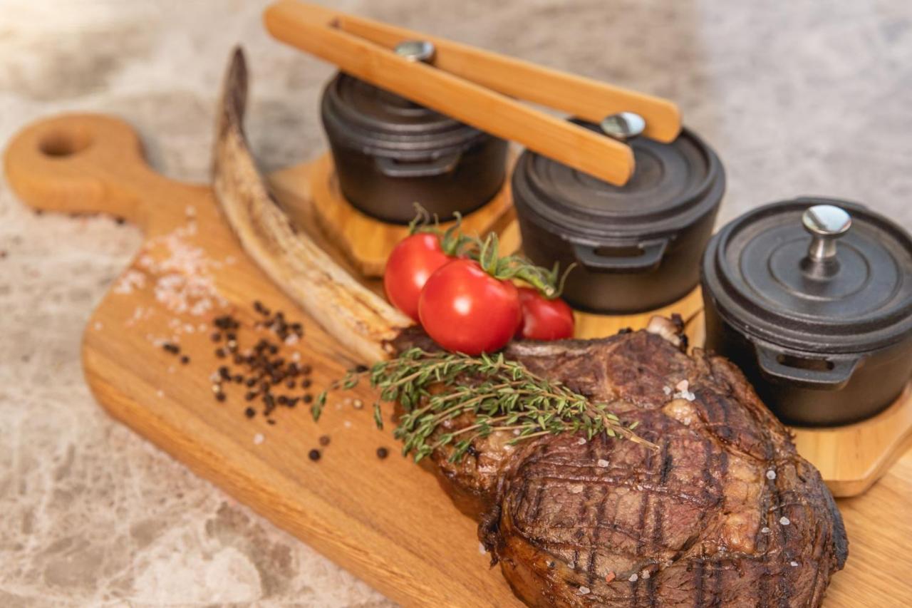 Jeddah Marriott Hotel Madinah Road Екстер'єр фото A steak prepared with the dry-aging technique