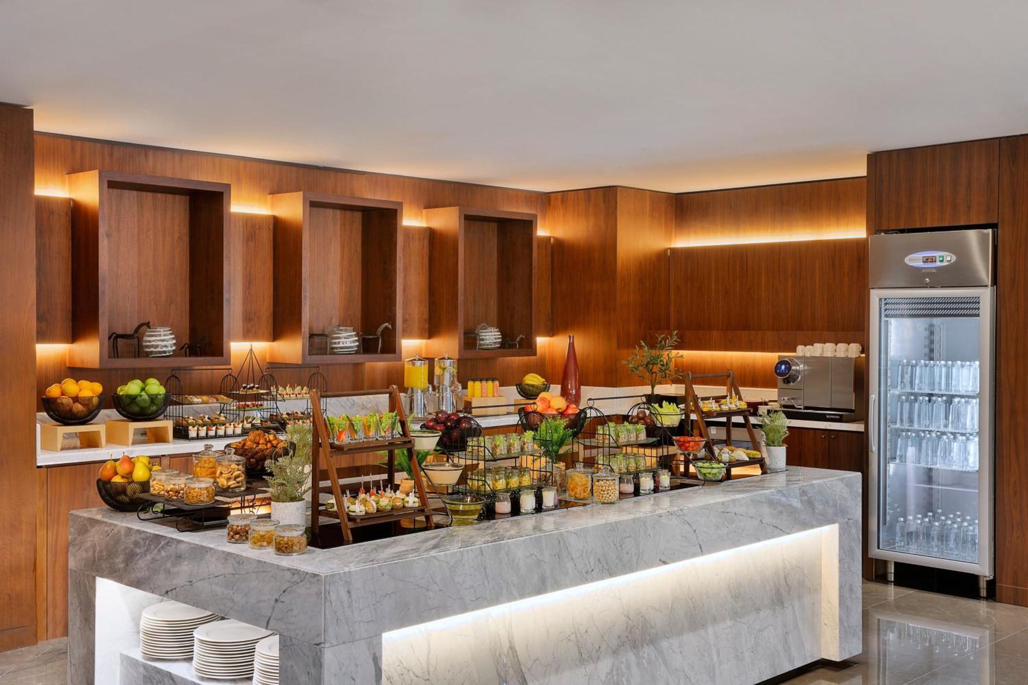 Jeddah Marriott Hotel Madinah Road Екстер'єр фото The buffet at the lounge