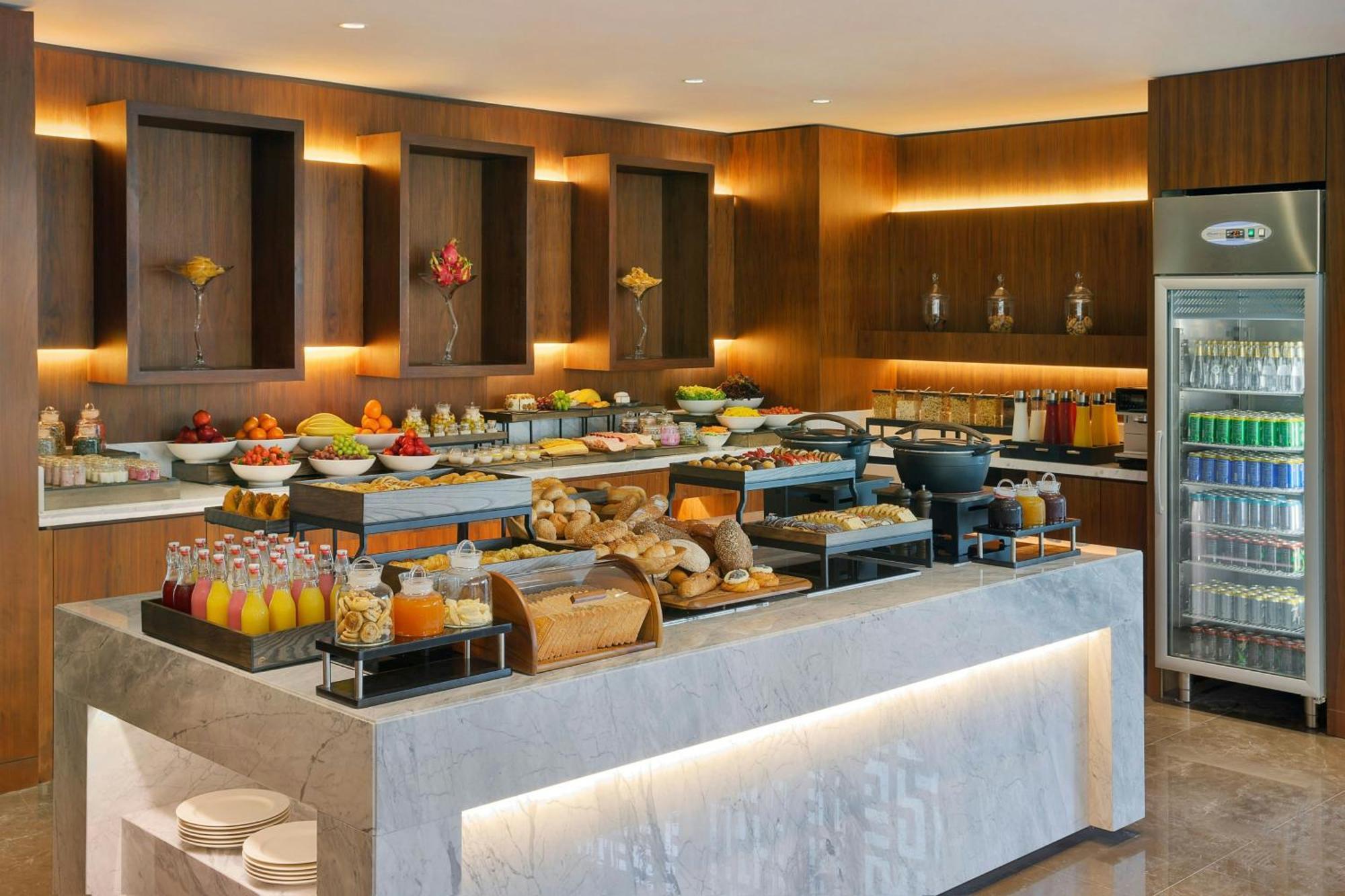 Jeddah Marriott Hotel Madinah Road Екстер'єр фото A buffet at a hotel
